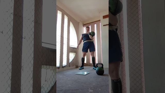 04.06.2020 г. Жим гири стоя 32 кг с одной сменой рук 100 раз . Пр40 р / Лев60 р. 10мин - 82раза . смотреть онлайн