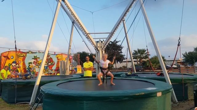 УРА! НАКОНЕЦ ЖЕНЮ ПУСТИЛИ НА БАТУТ РОГАТКУ И ДРУГИЕ АТТРАКЦИОНЫ ЛУНА-ПАРКА ДЛЯ ДЕТЕЙ. смотреть онлайн