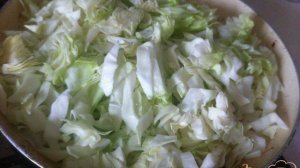 Капуста молодая тушеная с луком-пореем