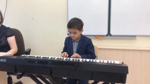 Играем на синтезаторе. Открытый урок в 1 классе музыкальной школы.