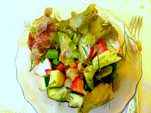 Дачный салат. Свежий аромат зелени радует своим вкусом.