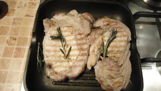 Стейки с картофелем по-деревенски, маринованным луком и овощами
