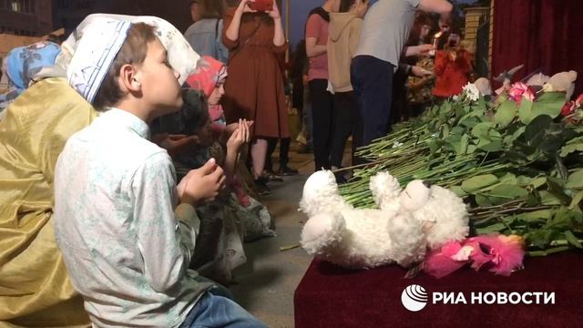 Дети помолились за погибших и пострадавших у школы в Казани