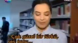 azra akin  _çok guzel sarki soyluyor_-Yağmur yağar taş üstüne M.U.C.K. -)