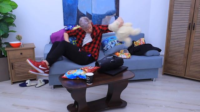 Жить одному vs с родителями / Ситуации, знакомые всем! смотреть онлайн