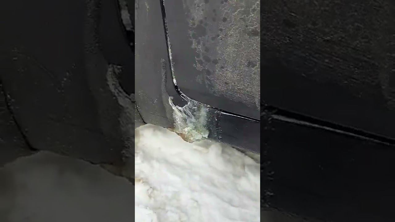 Намерзает лёд в щели у двери автомобиля смотреть онлайн