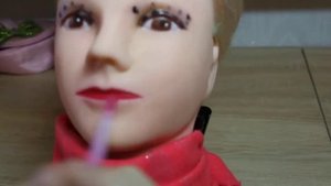 Красим куклу Делаем кукле макияж и прическу Видео для детей