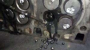 А что там внутри головки ЯМЗ-536??? Оплавленный поршень и куски поршневых колец!!!