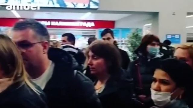 Люди бомжуют в аэропорту Калининграда авиакомпания Победа не разместила людей смотреть онлайн