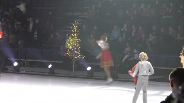 Саше Плющенко подарили цветы и он их подарил маме. Шоу Снегурочка, 29.12.22 смотреть онлайн