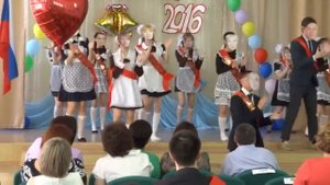 Выступление выпускников танец с лицами учителей