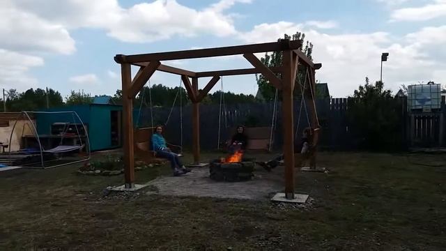 Дачная беседка с качелями и очагом смотреть онлайн
