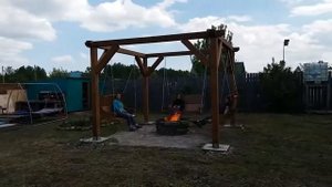 Дачная беседка с качелями и очагом