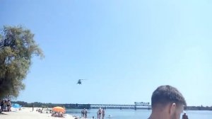 Военные вертолеты пролетели над пляжем в Кременчуге
