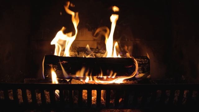 A crackling fire with fast flicking golden orange flames and glowing embers 30fps 4k no music смотреть онлайн