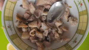 Салат с копченой рыбой.  Ну ОЧЕНЬ вкусно!  Рецепт салата из старой записной книжки.