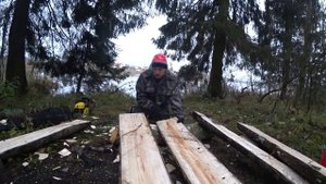 Стол из бревен своими руками. Уборка в лесу. Уборка мусора у озера в Гатчине