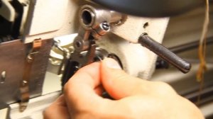 Обрыв верхней нити в швейной машине Velles.