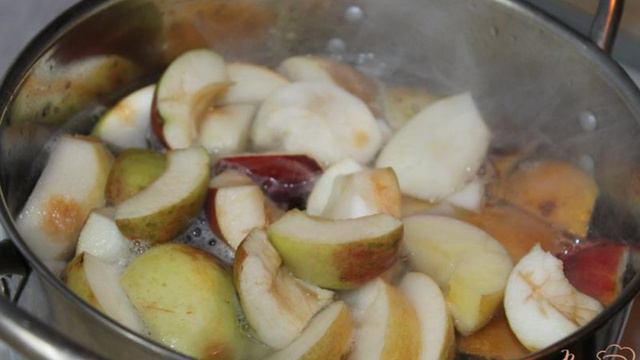 Яблочный компот с вишнями и медом