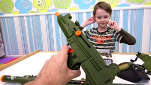 Макс распаковывает игрушки для мальчиков - военный набор для детей