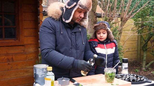 Мидии с чесночно-кориандровым соусом. Рецепт обалденных мидий смотреть онлайн