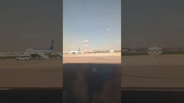 Вид на Лётное поле в Терминале 3 Аэропорта. Ташкент Узбекистан Airfield in Airport Terminal 3 Tash