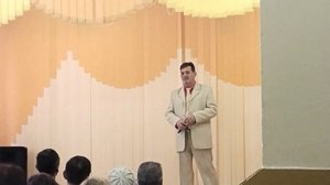 круто поет???