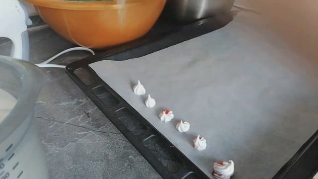 ВЛОГ: Готовимся к пасхе. Красим яйца, печем куличи. смотреть онлайн