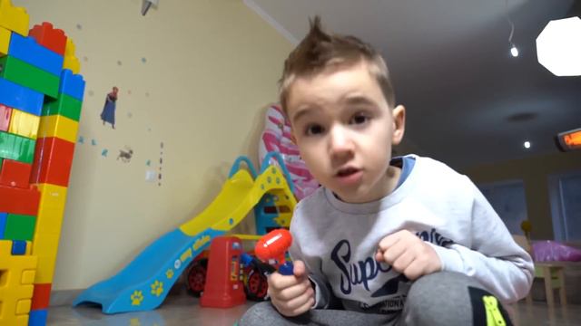 Максим не хочет играть с малышом смотреть онлайн