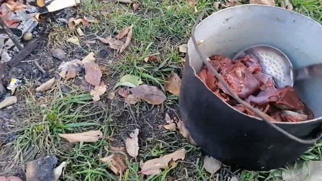 Зайчатина тушёная в сливках в казане на костре. смотреть онлайн