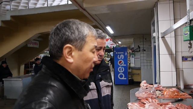 КАК ВЫБРАТЬ МЯСО ДЛЯ ПРАЗДНИЧНОГО ЖАРКОГО . ДРУЗЬЯ ПРИШЛИ НА ПОМОЩЬ . ВЛАДИМИРСКИЙ РЫНОК В КИЕВЕ .