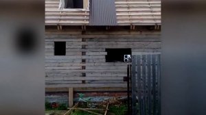 Как поднимать профнастил на крышу одному