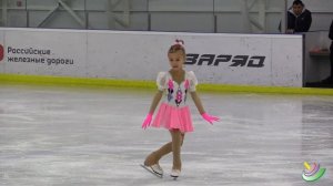 1 год тренировок в фигурном катании ей всего 6 лет.