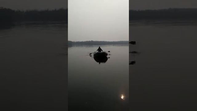 Вытягиваем лодку Мерлин 360 с установленными на нее колесами смотреть онлайн