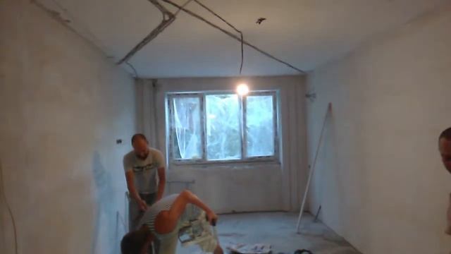 пока сохнет наливной пол под линолеум на первом этаже двухкомнатной квартиры.
