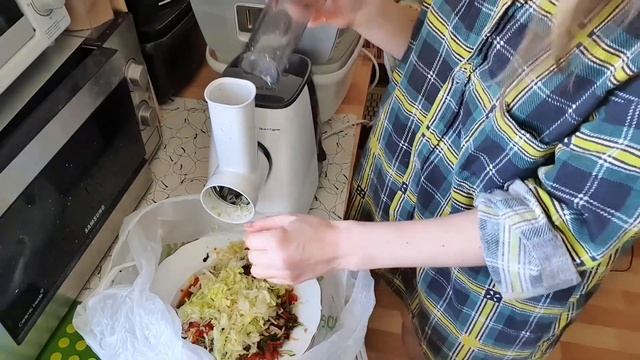 Пробую нарезать овощной салат в мясорубке! Мясорубка как овощерезка.