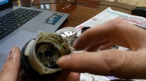 Не откручивается патрон шуруповерта ? Это может Вам помочь.