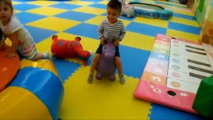 ВЛОГ Дети играют в игровом центре / kid's entertainment center - happy playing children