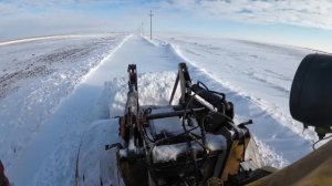 Трактор Кировец. Пробиваю и расширяю дороги после метели.