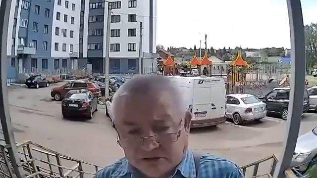 Мужчина поругался с домофоном, не пустившим его в подъезд. смотреть онлайн
