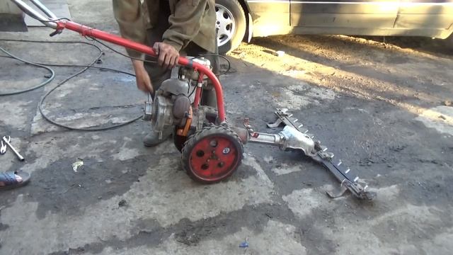 Сегментная мотосенокоска  КММ- 1,0 на базе бензопилы "Дружба ". смотреть онлайн