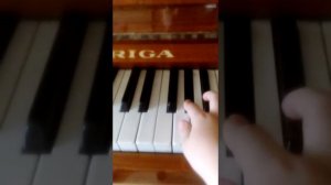 Как играть калинку малинку на фортепиано