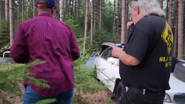 There's over 140 classic cars here... we're in junkyard heaven!!! 😍 смотреть онлайн