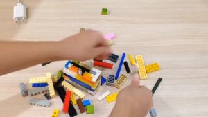 Как сделать подставку-зарядку для телефона из LEGO.
