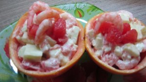 Фруктовый Салат с креветками и фруктами.