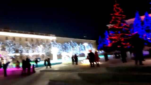 ОБАЛДЕННАЯ ПРЕДНОВОГОДНЯЯ ПЛОЩАДЬ // КУРГАН смотреть онлайн