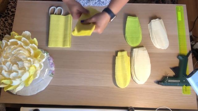 Большой цветок из гофрированной бумаги. Украшаем стену.