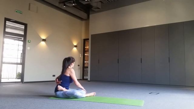 Padmasana.Падмасана: попередня розтяжка и Маюрасана. смотреть онлайн