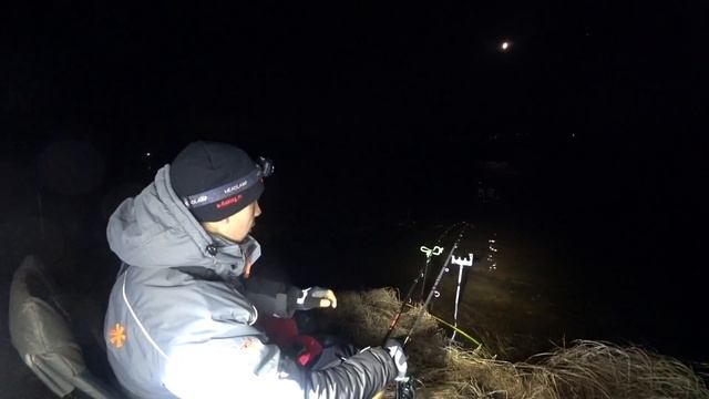 ЛОВЛЯ ЛЕЩА В НОЯБРЕ на ФИДЕР. МОРОЗИМ СОПЛИ НА ЗАПАДНОЙ ДВИНЕ. Ночная рыбалка на фидер.