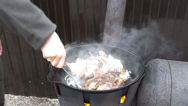 Рецепт. Заяц с овощами в казане на костре. смотреть онлайн